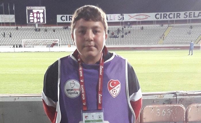 Sattığı Simitlerin Parasını Elazığspor'a Bağışlamıştı! 16 Yaşındaki Furkan Gündüz Sporseverleri Üzdü