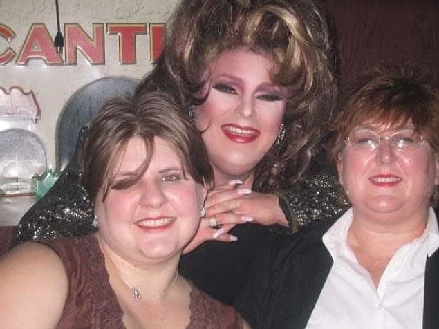 16. Bana annemin lisedeki en iyi arkadaşı olan bir ‘Drug Queen’in ismi verildi. 80’lerde oldukça popülerdi ve birçok kez ‘ Miss Gay America’da ikinci oldu. Onun sahne adı Rachel Masters'dı ve annem Rachel adını seviyordu. Bu yüzden bana bu ismi vermek istedi. Onu çok sevdim. İşte bir fotoğrafı. Bayan Rachel ve annem.