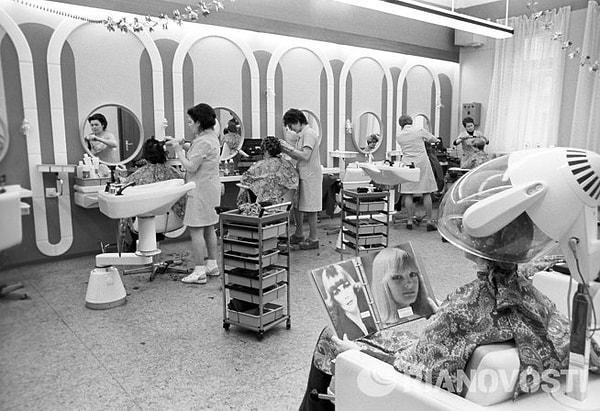 2. Мужчины, напрягите память! Ну а женщины и так должны помнить. Что дамы СССР ценили в прическе больше всего?