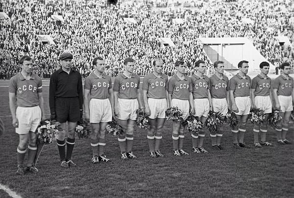 7. Какой футбольный клуб стал дважды чемпионом СССР?