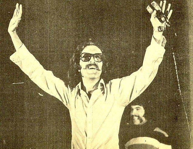 Hürriyet gazetesinin düzenlediği Altın Mikrofon yarışmasına sözleri Erzurumlu Emrah'a ait, "Emrah" bestesiyle ikinci olan Cem Karaca ve Apaşlar'ın ilk plağı 1967 yılında çıktı.