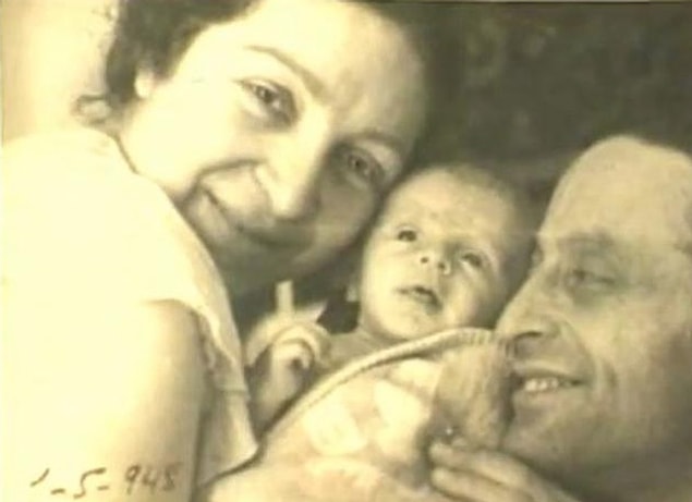 5 Nisan 1945 tarihinde İstanbul'da doğan usta müzisyenin hayat öyküsü müzik adeta müzik üzerine kurulu.