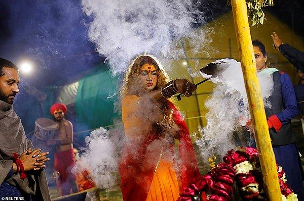 Bir Kinnar Akhara üyesi ritüel gerçekleştiriyor.