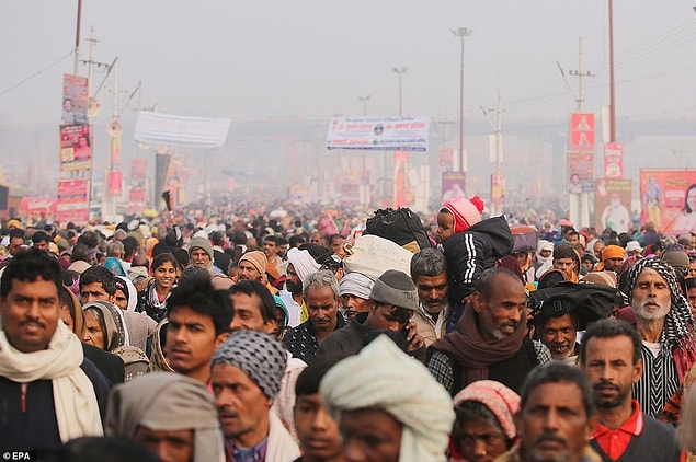Sangam Nehri'ne gelen Hindular.