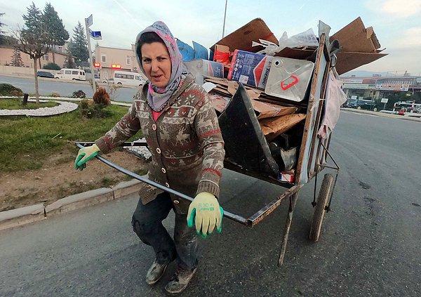 52 yaşındaki Hanife Akdemir, sabah saatlerinde sokak ve sanayi bölgelerinde atık malzeme alanlarını dolaşıyor.