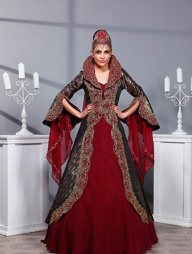 9. Şöyle Hürrem Sultan gibi ortalıkta gezmenize de gerek yok. Bunu kendinize yapmayın. Daha ucuz ve daha güzel elbiseler mevcut.