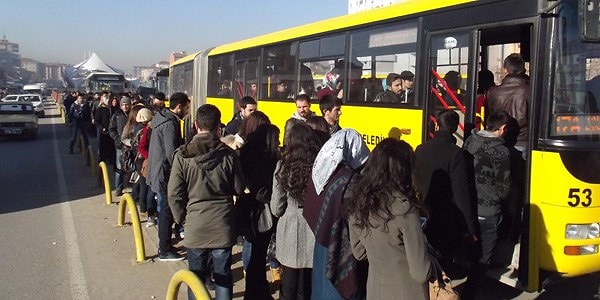 5. Мужчина, начальник которого очень требователен, опаздывая на работу, пытается сесть в автобус без очереди. Другие пассажиры возмущены, и ссоры не миновать. Мужчина объясняет причину своего поступка, но безрезультатно, поскольку все утверждают, что он неправ. Кто, по-вашему, виноват в сложившейся ситуации?