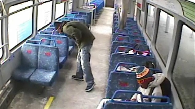 Kısa sürede durumu haber alan makinist, treni durağa geri getirdi. Baba kısa süreli paniğin ardından bebeğine kavuştu.