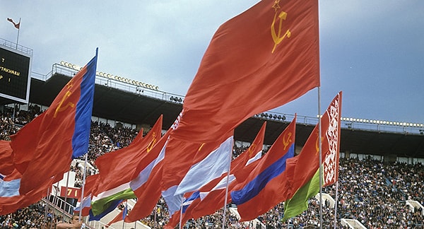 2. СССР граничил с 12-ю иностранными государствами. Какие две страны имели общую границу с Союзом на северо-западе?