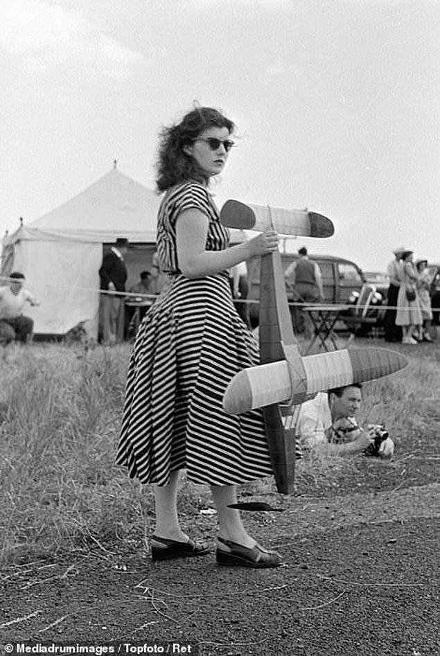 Gravesend, Kent'te 1951 yılının güneşli bir gününde çekilen fotoğraflarda istekli bir grup modelcinin pervaneli bir uçağı uçuruşu, nefessiz kalan izleyicilerin kontrolden çıkmış bir uçaktan kaçışı gibi durumlar görülüyor.