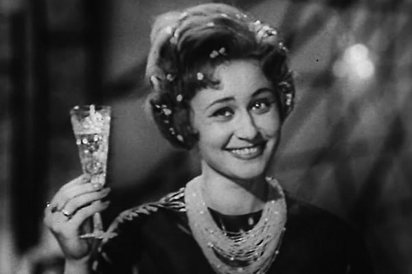 11. Как зовут девушку-ведущую на фото?