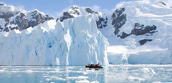 8. Какой примерный % всех пресных вод планеты приходится на ледниковый покров Антарктиды?