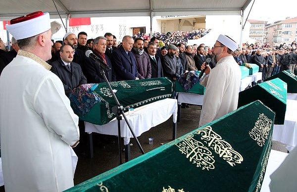 Alemdar ailesinin cenaze namazını ise Diyanet İşleri Başkanı Ali Erbaş kıldırdı
