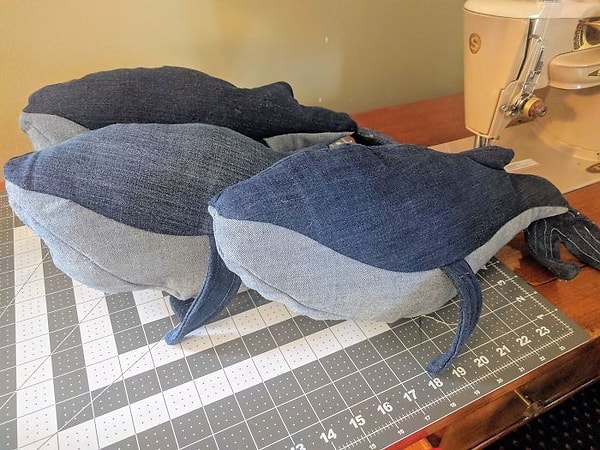 7. Подушки-киты из старых джинсов