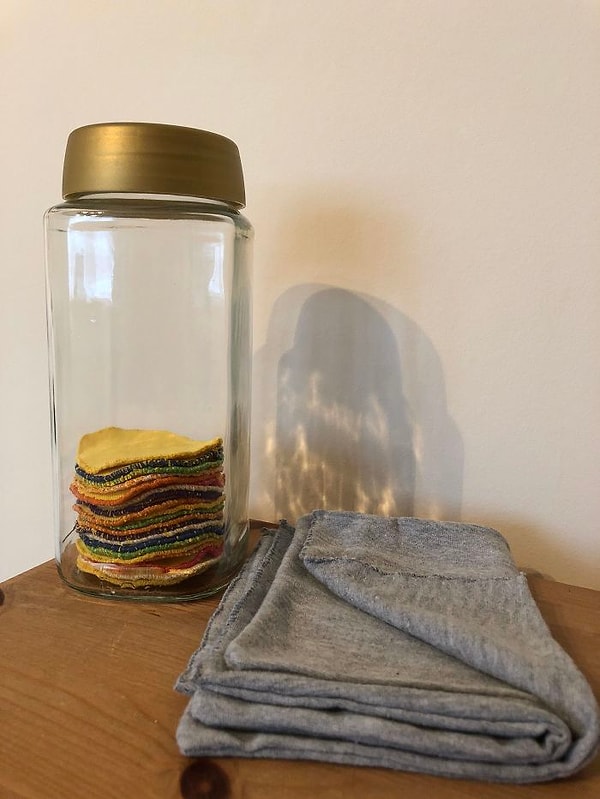 25. Я делаю диски из старых футболок для очищения лица