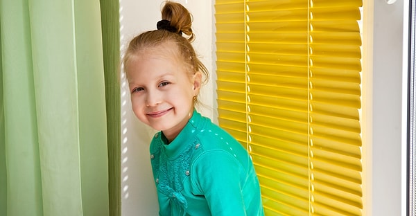 9. Жёлтые шторы сзади или спереди девочки?
