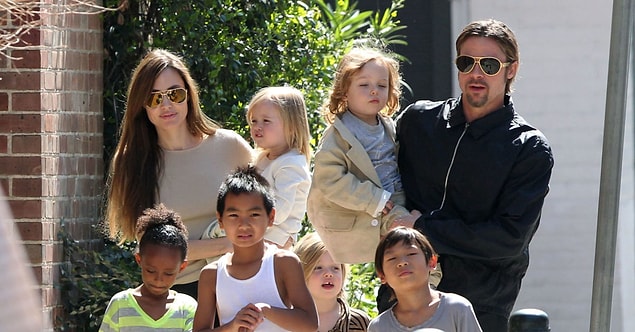 5. 6 çocuk annesi Angelina Jolie çocuklarını düzenli bir şekilde okula göndermiyor. Jolie eğitim sistemini ‘berbat’ bulduğunu ve "Çocuklarım hayatın içinde daha iyi eğitim görebiliyor.” diyor.