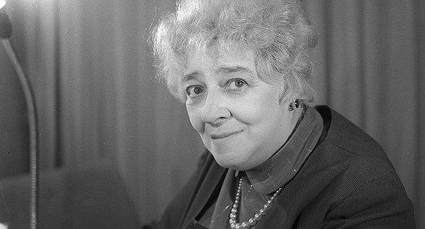 3. В каком фильме Раневская произнесла знаменитую фразу: «Я никогда не была красива, но всегда была чертовски мила!»?