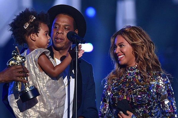14. Beyoncé ve Jay Z çifti ikizleri için 6 dadı kiralamış, bir dadı günde 8 saatlik bir vardiyada çalışıyormuş.