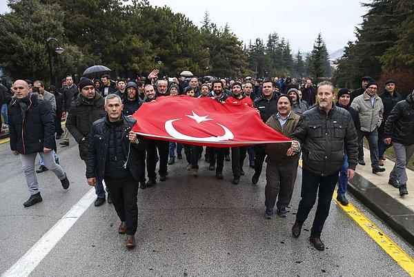 Emeklilikte Yaşa Takılanlar Sosyal Yardımlaşma ve Dayanışma Derneği altında örgütlenen EYT'liler, bugün Ankara'da bir araya geldi.