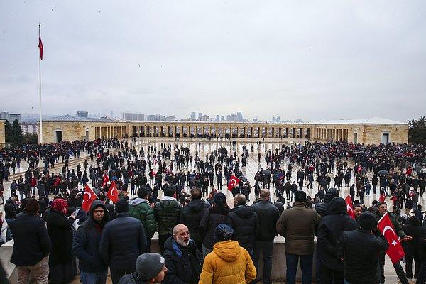 İstanbul, İzmir, Kocaeli, Bursa ve Kayseri gibi şehirlerden gelen on binlerce EYT'li, Anıtkabir'i ziyaret etti.