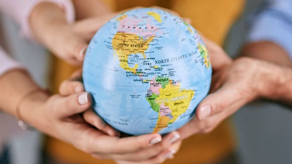 8. Как город располагается сразу в двух частях света?