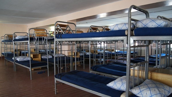 9. Все мы знаем, что казарма - это сооружение, где размещается личный состав воинских формирований вооруженных сил государства. И это слово есть не только в русском языке, но и во многих других. А вот какого его перевода не существует?