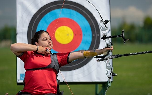 Türkiye Bedensel Engelliler Spor Federasyonu'ndan yapılan açıklamada, Dünya Okçuluk Federasyonu tarafından düzenlenen oylamada milli okçu Merve Nur Eroğlu'nun paralimpik kadınlar kategorisinde yılın sporcusu seçildiği belirtildi.