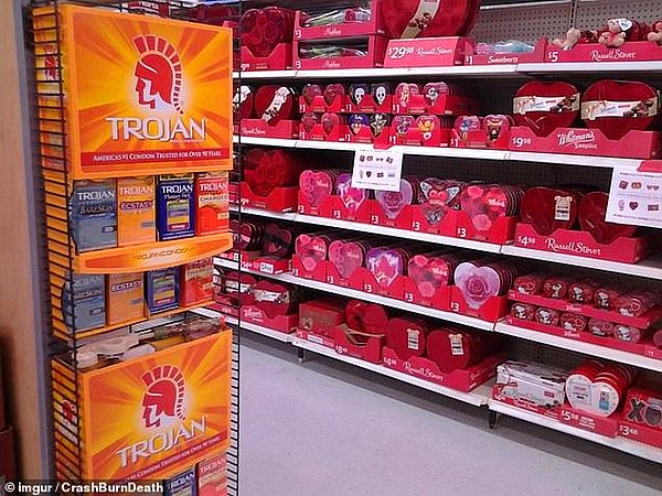 11. Aynı şekilde bu market de öyle düşünmüş olacak ki, romantik hediyelerin yanında küçük bir şey ima etmiş.