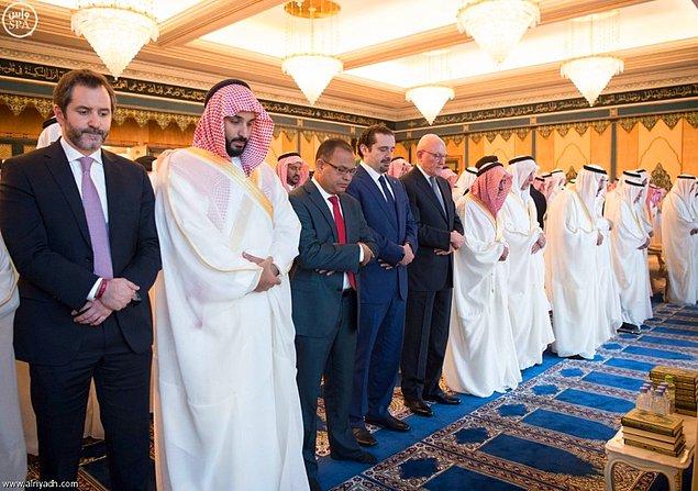 Aynı fotoğrafta, en solda kandurasıyla Suudi Veliaht Prens Muhammed bin Selman görülebiliyor.