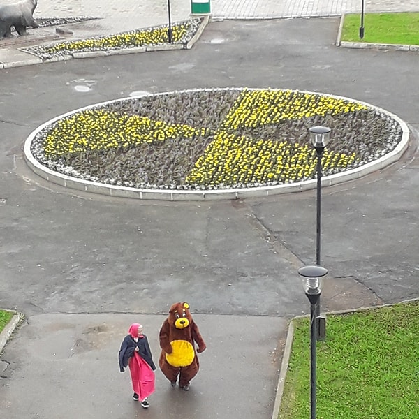 15. В Перми хорошо, только непонятно, почему газон радиоактивный?