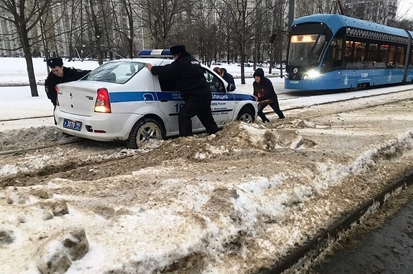 17. Даже полиция ездит по трамвайным путям 😱