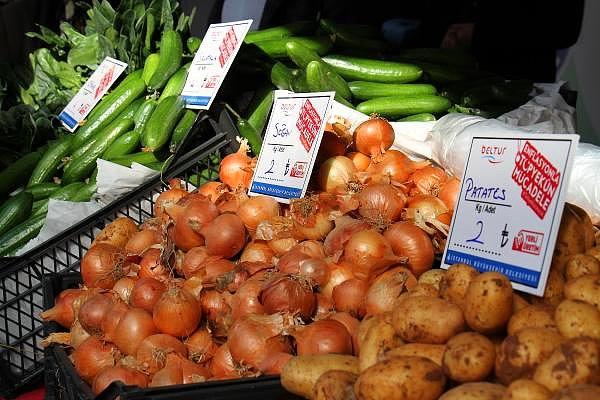 'Enflasyonla topyekun mücadele’ pankartları asılan satış noktalarında sebze ve meyvelerin daha uygun fiyatlara tüketiciye satılması amaçlanıyor.