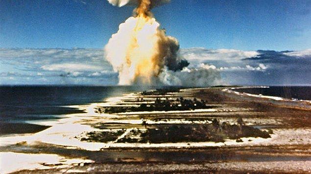 1960: Fransa, BM ve Amerika Birleşik Devletleri'nin itirazlarına rağmen, Büyük Sahra'da atom bombası patlattı.