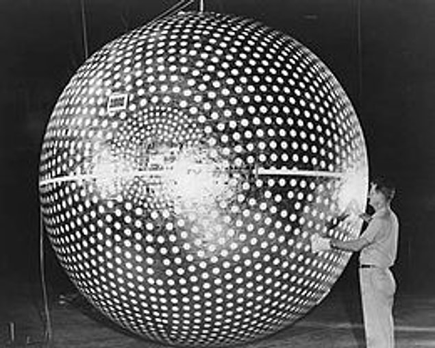 1961: Explorer 9, NASA tarafından uzaya fırlatıldı.