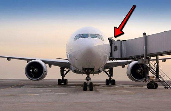 4. Yolcuların neden her zaman uçağın sol tarafından biner ve iner?