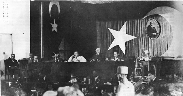 1921: Ankara dışındaki İstiklal Mahkemeleri kaldırıldı.