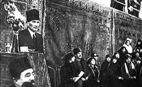 1923: İzmir'de, Cumhuriyetin birinci iktisat kongresi olan İzmir İktisat Kongresi düzenlendi.
