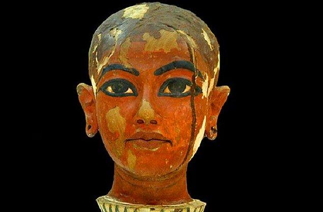 18. hanedanın sonlarına doğru Eski Mısır’ın en ihtişamlı günlerini yaşadığı dönemde hüküm süren Tutankamon, ilk tahta çıktığında büyük bir kaosun içine düşmüştü.