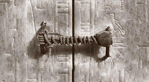 İşte bütün bu söylentiler eşliğinde, firavunun mezarına olan ilgi de her geçen gün büyümeye devam etti. Mezarda gizli bir odanın var olduğuna inanılmasından tutun, Tutankamon'un Nefertiti'nin oğlu olabileceği ihtimaline kadar pek çok tez ortaya atıldı.