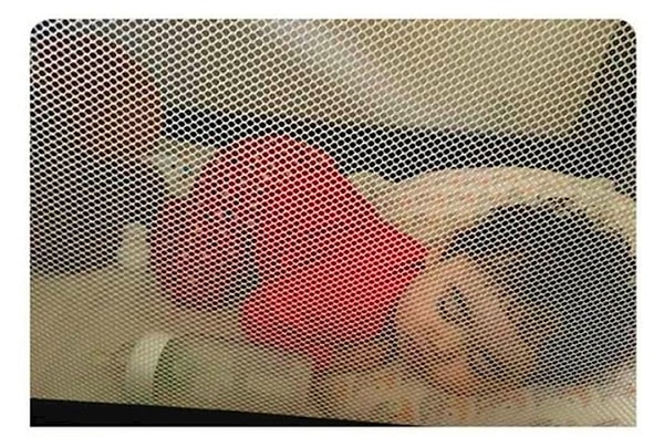 4. Такое чувство, что малышка спит в микроволновке, да ещё и в такой забавной позе 😂