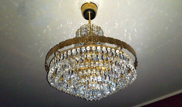 5. А сколько в СССР стоила настоящая хрустальная люстра, символ благополучия и высокого достатка?