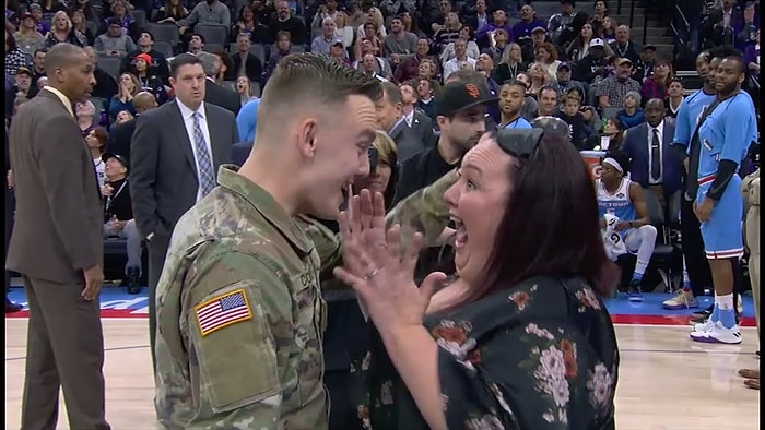 Askerden Dönen Adamın Sacramento Kings Maçının Devre Arasında Annesine Yaptığı Büyük Sürpriz!