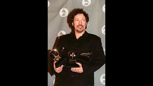 14. Dünyanın sayılı rock starları arasında yerini alan "The Boss" lakaplı Bruce Springsteen, 80'lerden 2000'lere kadar neredeyse her yıl  ödül alarak 20 Grammy kucakladı.