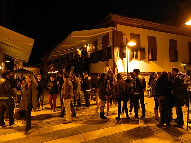 Tekmelerle ve yumruklarla saldırdı
