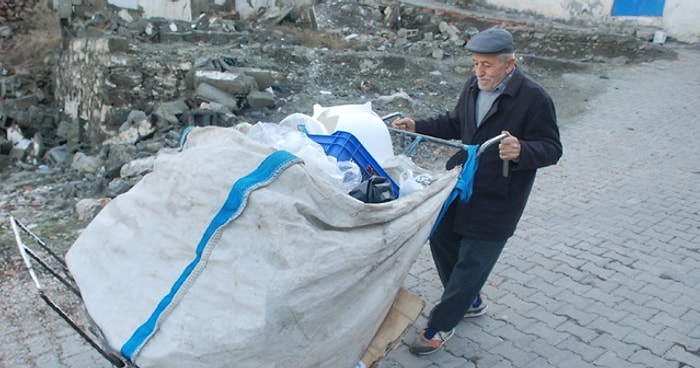 Her Gün 5 Kilometre Yürüyerek Topladığı Plastik Atıklarla Geçimini Sağlamaya Çalışan 75 Yaşındaki Adam