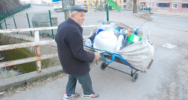 Yaklaşık 5 kilometre yol yürüyen Polat, yaz kış demeden çalışmaya devam ediyor.