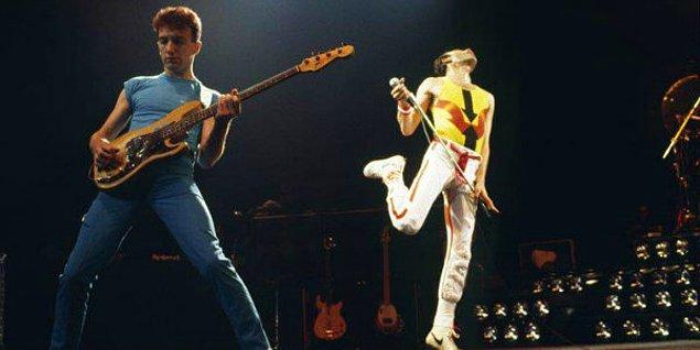 1970 yılında Freddie Mercury, Brian May ve Roger Taylor'ı sahnede izleyen Deacon, bir yıl sonra onlarla tanışacak ve grubun basçısı olacaktı.