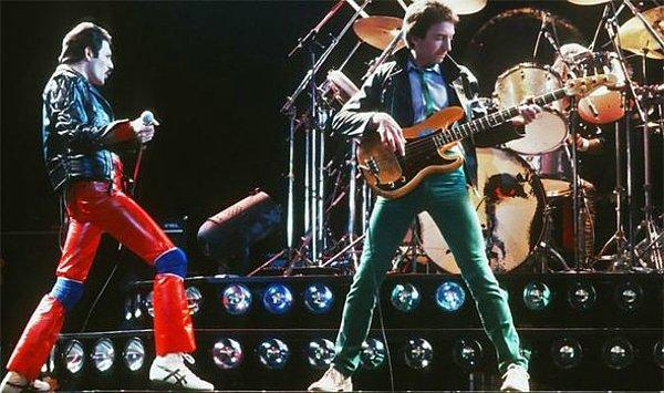 John Deacon'dan önce 4 basçı değiştiren Queen, müziğe olan yeteneği, sessiz yapısı ve elektronik becerileri nedeniyle Deacon'da karar kıldı. Böylelikle Queen son halini aldı!