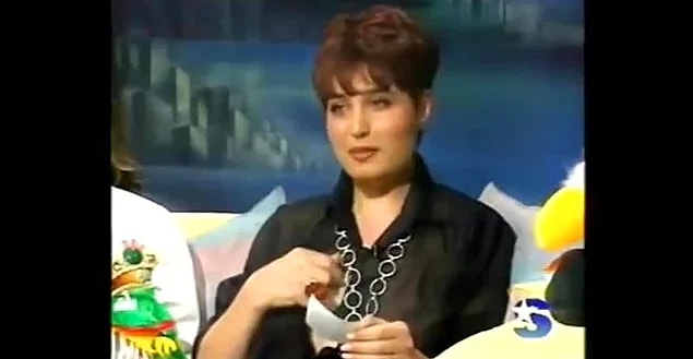 14. Çılgın şair Nara Benek'in serbest stilli şiirini okuduktan sonra bir anda canlı yayında soyunmasının ardından da inanmazsınız ama 27 yıl geçti.